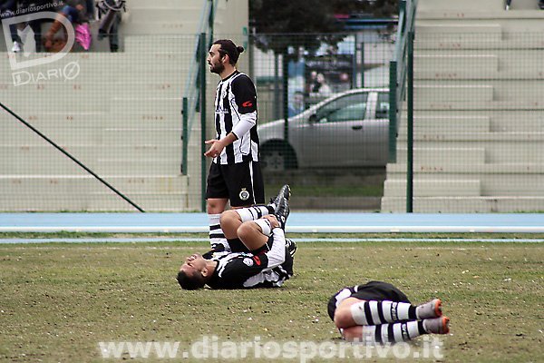 Parasmo l'unico in piedi